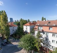 Blick auf Wohngebäude und Bäume in Bratislava - Ružinov, Koceľova, sonniger Tag.