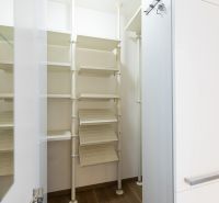 In der Einzimmerwohnung befindet sich ein geräumiger Kleiderschrank mit Regalsystem.