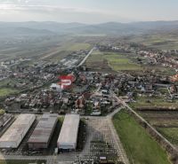 Draufsicht auf die Produktionsräume in der Gemeinde Vinosady in der Pezinska-Straße.