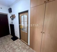 Flur mit Keramikfliesen in einer 2-Zimmer-Wohnung, eingebaute Schränke und Garderobe.