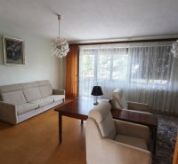 Wohnzimmer in einem Einfamilienhaus mit bequemen Sitzgelegenheiten und großem Fenster.