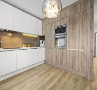 Küche in einer 2-Zimmer-Wohnung, weiße Schränke, Boden mit Holzdekor, eingebaute Geräte.