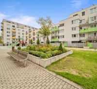 Wohnkomplex mit Spielplatz und Grünflächen in Bratislava an der Pri Hrubej lúke.