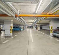 Unterirdischer Parkplatz mit Autos in Bratislava - Dúbravka in der Straße Pri Hrubej lúke.