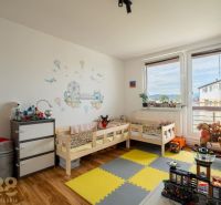 Kinderzimmer mit zwei Betten und Aufklebern in einer 3-Zimmer-Wohnung, Boden mit Holzdekor.