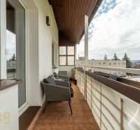 Balkon einer 3-Zimmer-Wohnung in Poprad mit Blick auf die Umgebung und einer entspannenden Sitzecke.