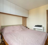 Schlafzimmer mit Bett, Schränken und Holzboden in einer 3-Zimmer-Wohnung.