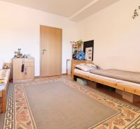 Kinderzimmer in einer 2-Zimmer-Wohnung mit zwei Betten und einem Teppich auf dem Boden mit Holzdekor.