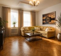 Wohnzimmer in einem Einfamilienhaus mit einem bequemen Sofa und einem Boden in Holzoptik.