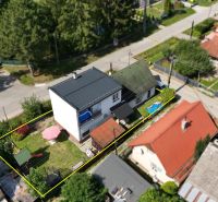 Ein Einfamilienhaus in Bytča in Hliník nad Váhom mit einem eingezäunten Garten, einer Sitzecke und einem Trampolin.