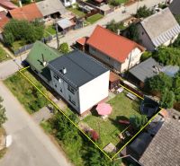 Ein Einfamilienhaus in Hliník nad Váhom, Bytča, mit Rasen und einem Kinderspielplatz im Hof.