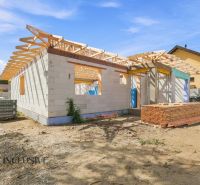 Der Bau eines Einfamilienhauses in Marcelová befindet sich im Bau mit einer Dachkonstruktion.