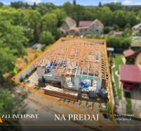 Ein im Bau befindliches Einfamilienhaus in Marcelová mit fertiggestellter Holzdachkonstruktion.