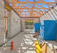 Bau eines Einfamilienhauses in Marcelová mit Dachkonstruktion und Baumaterial.