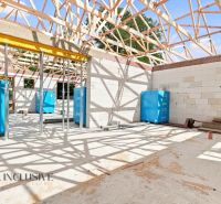 Bau eines Einfamilienhauses in Marcelová mit Holzkonstruktionen und Porenbetonblöcken.