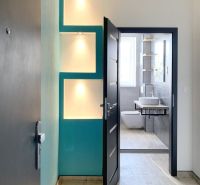 Innenraum einer 1-Zimmer-Wohnung mit Holzboden und modernem Badezimmer.