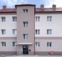 Die Fassade des Wohnhauses in der Železničná-Straße in Šahy bietet 1-Zimmer-Wohnungen an.