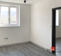 Innenraum einer Einzimmerwohnung mit Holzboden und weißen Wänden.
