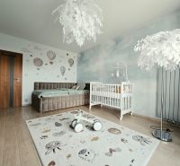Kinderzimmer mit Wanddekorationen, Holzboden und weißem Kinderbett in einer 4-Zimmer-Wohnung.