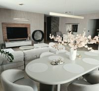 Helles Wohnzimmer in einer 4-Zimmer-Wohnung mit dekorativen Elementen und Holzboden.