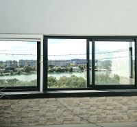Blick von der Antolska-Straße auf den See in Petržalka durch die großen Fenster einer 4-Zimmer-Wohnung.