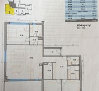 Grundriss einer 4-Zimmer-Wohnung mit Terrasse und Balkon, verschiedene Räume.