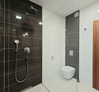 Badezimmer mit Duschkabine und hängendem WC in einer 4-Zimmer-Wohnung.