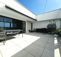 Terrasse einer 4-Zimmer-Wohnung mit Außensitzbereich und Schaukel, Antolská, Bratislava - Petržalka.