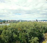Blick aus einer 4-Zimmer-Wohnung in Bratislava - Petržalka in der Antolska-Straße auf die städtische Landschaft.