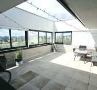 Großzügige Terrasse einer 4-Zimmer-Wohnung mit Blick auf Bratislava in der Nähe der Antolska-Straße.