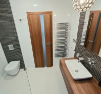 Badezimmer mit hängendem WC, Waschbecken und Heizkörper in einer 4-Zimmer-Wohnung.