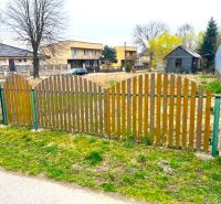 Grundstück aus Holzlatten auf einem Wohnbaugrundstück in der Jarková-Straße, Šaca.