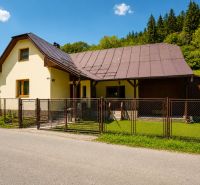 Ein Ferienhaus in der Straße Čierne in Makov mit einem Zier-Rasen und einem Holzzaun.