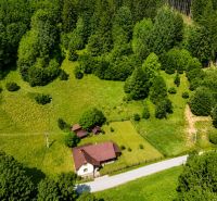Ein Einfamilienhaus in der Straße Čierne in Makov, umgeben von Wiesen und Wald.