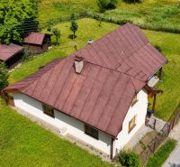 Das Einfamilienhaus in Makov na Čiernom bietet einen Garten mit Holzunterständen und Bäumen.