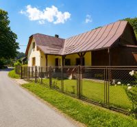 Ein Einfamilienhaus in Makov in der Čierne-Straße mit einem Zaun und einem gepflegten Garten.