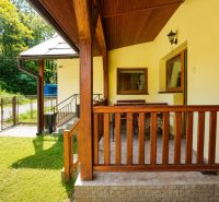 Ein Einfamilienhaus in Čierne v Makove mit Terrasse und Hof in einer sommerlichen Umgebung.