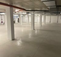 Geräumige Geschäftsräume mit großflächigem Boden und flacher Decke.