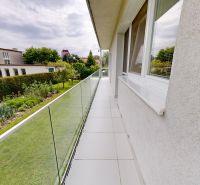 Balkon mit verglästem Geländer in Petržalka in der Kremnická-Straße, bei einer Dreizimmerwohnung.