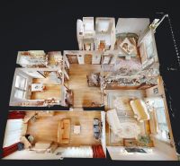 Grundriss einer 3-Zimmer-Wohnung mit Einrichtung und Bodenbelag in Holzoptik.