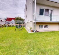 Das Äußere eines zweistöckigen Hauses in der Kremnická-Straße in Bratislava - Petržalka, mit gepflegtem Garten.
