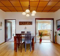 Esstisch und Stühle, Boden mit Holzdekor, Bild und Dekorationen in einer 3-Zimmer-Wohnung.