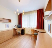 Ein Zimmer in einer 3-Zimmer-Wohnung mit einem Boden in Holzoptik und hellen Möbeln.