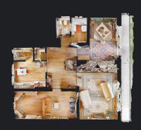 Grundriss einer 3-Zimmer-Wohnung mit Holzboden und Balkon.