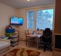 Kinderzimmer mit Bett, Tisch und Holzboden in einer 3-Zimmer-Wohnung.