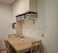 Essbereich mit Tisch und Stühlen in einer 3-Zimmer-Wohnung. Boden mit Holzdekor.