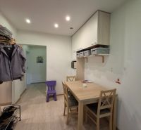 Esszimmer in einer 3-Zimmer-Wohnung mit Holzboden und Einbauschränken.