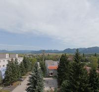 Blick auf die Mudrochova-Straße in Rajec mit Aussicht auf die Natur und Gebäude.