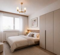 Schlafzimmer mit Bett, Kleiderschrank und Boden mit Holzdekor in einer Zweizimmerwohnung.