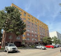 Mudrochova-Straße in Rajec zeigt ein Wohnhaus und einen Parkplatz für 2-Zimmer-Wohnungen.